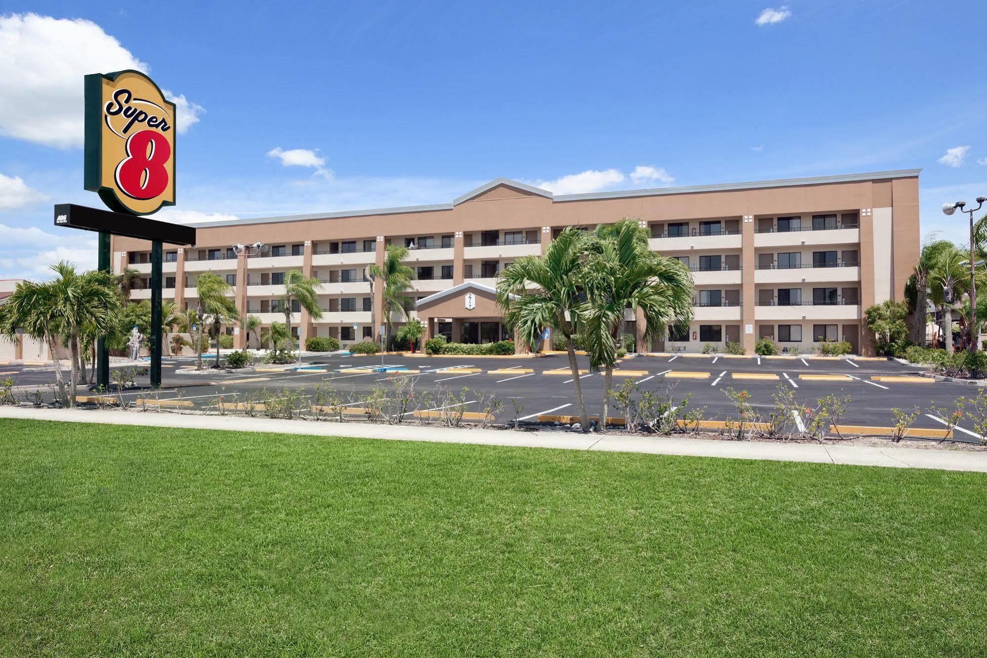 Super 8 By Wyndham Φορτ Μάγιερς Εξωτερικό φωτογραφία