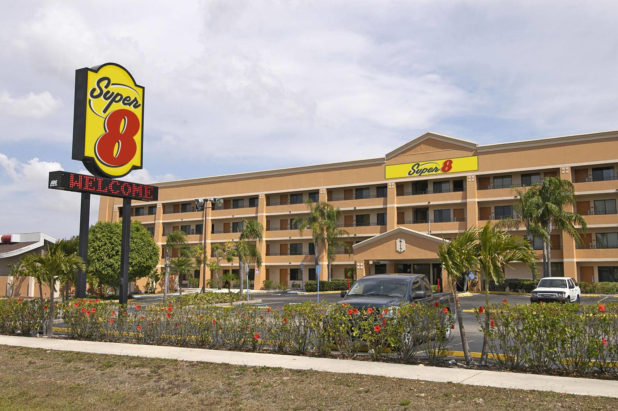 Super 8 By Wyndham Φορτ Μάγιερς Εξωτερικό φωτογραφία